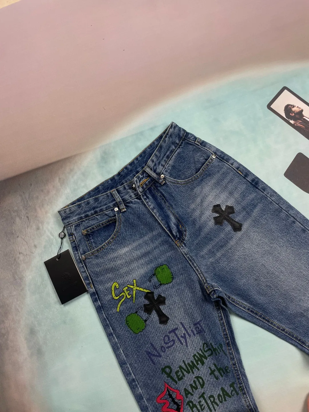 🅿️270 🔘Style No.-KL153 🔘Cro Heart𝐂𝐡𝐫𝐨𝐦𝐞 𝐇𝐞𝐚𝐫𝐭 CH Graffiti-patched Little Monster Jeans* This Crocodile Jeans are the perfect fusion of trend and ingenuity. High-quality denim is selected and undergoes a special washing process to present a natural retro color and texture. The iconic black cross patch is scattered and matched with colorful personalized graffiti and patterns to break the monotony and release an unruly attitude. Three-dimensional tailoring outlines clean lines, and the fit is comfortable and flattering. Whether paired with a simple T-shirt or a statement top, you can easily create an eye-catching look and help you express your unique fashion sense.  Size: S M L XL (28.30.32.34) Color: Blue